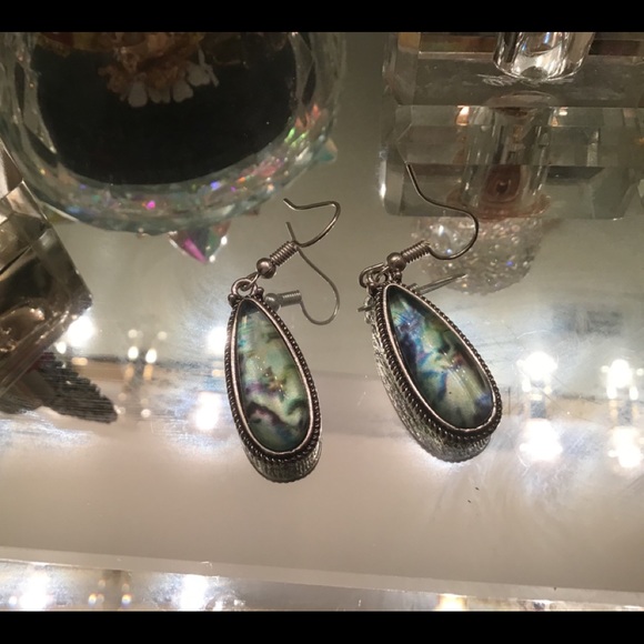 Beautiful green stone colored earrings - Picture 3 of 3